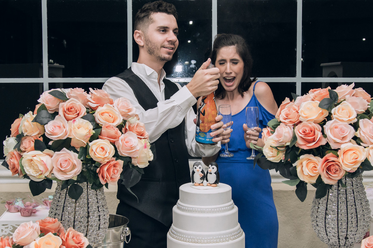 Brinde do casal durante a festa do casamento