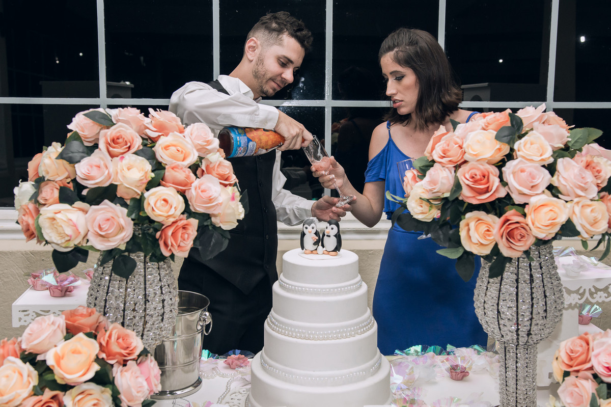 Brinde do casal durante a festa do casamento