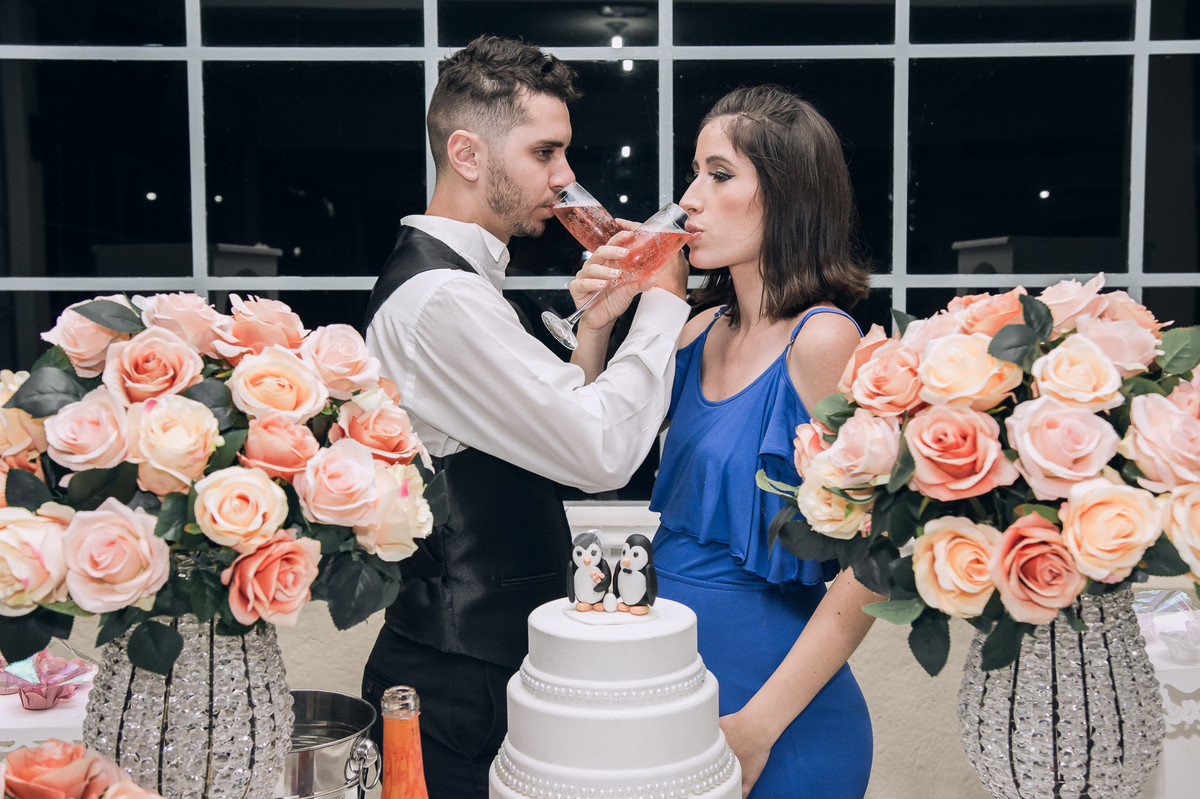 Brinde do casal durante a festa do casamento