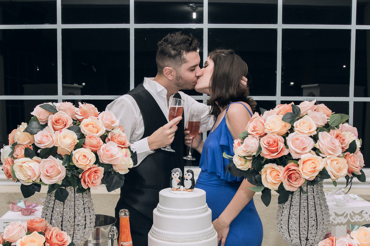 Brinde do casal durante a festa do casamento