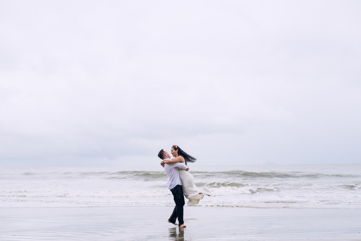 Ensaio pré-casamento na praia