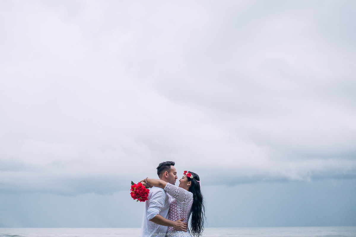 Ensaio pré-casamento na praia