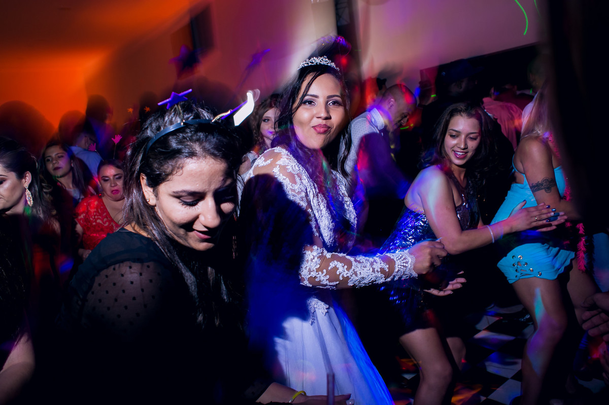 Noiva dançando durante a festa de casamento no espaço Mallavazi Festas e Buffet, Jundiaí, São Paulo