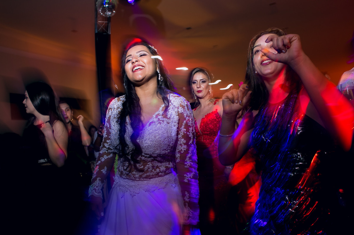 Noiva dançando durante a festa de casamento no espaço Mallavazi Festas e Buffet, Jundiaí, São Paulo
