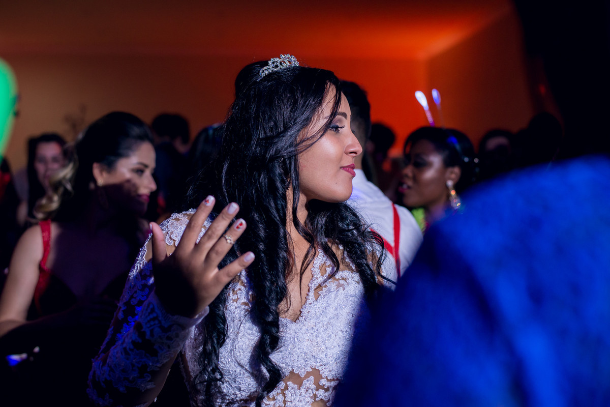 Noiva dançando durante a festa de casamento no espaço Mallavazi Festas e Buffet, Jundiaí, São Paulo