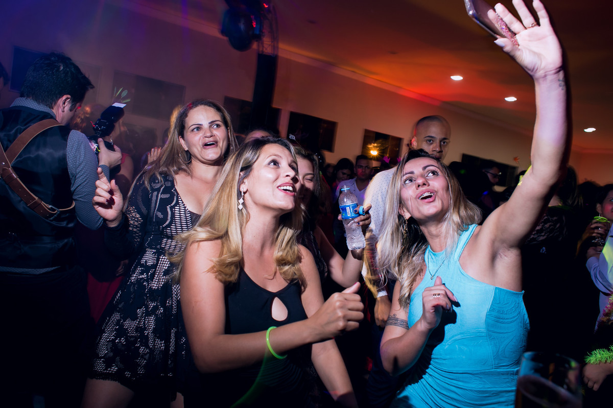 Fotografia espontânea durante a festa de casamento no espaço Mallavazi Festas e Buffet, Jundiaí, São Paulo