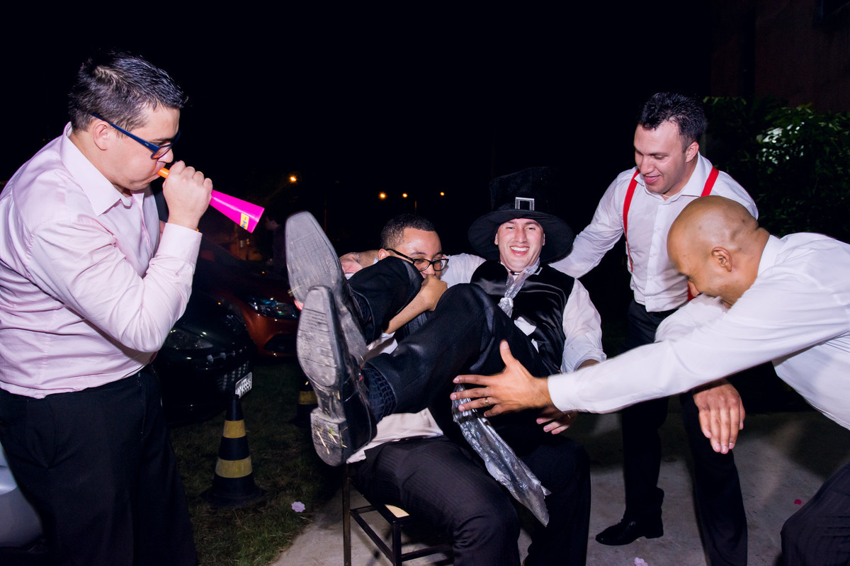 Fotografia de sapatinho e gravata durante festa de casamento no espaço Mallavazi Festas e Buffet, Jundiaí, São Paulo