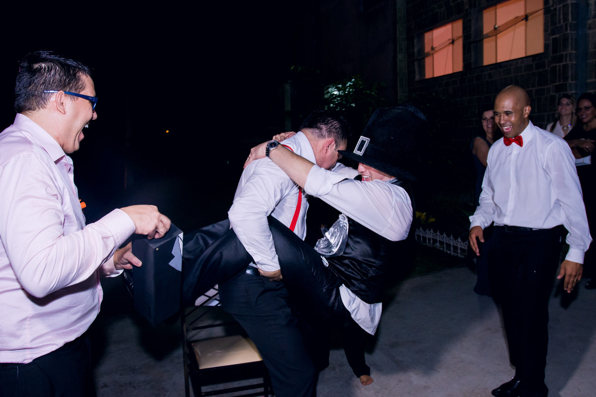 Fotografia de sapatinho e gravata durante festa de casamento no espaço Mallavazi Festas e Buffet, Jundiaí, São Paulo