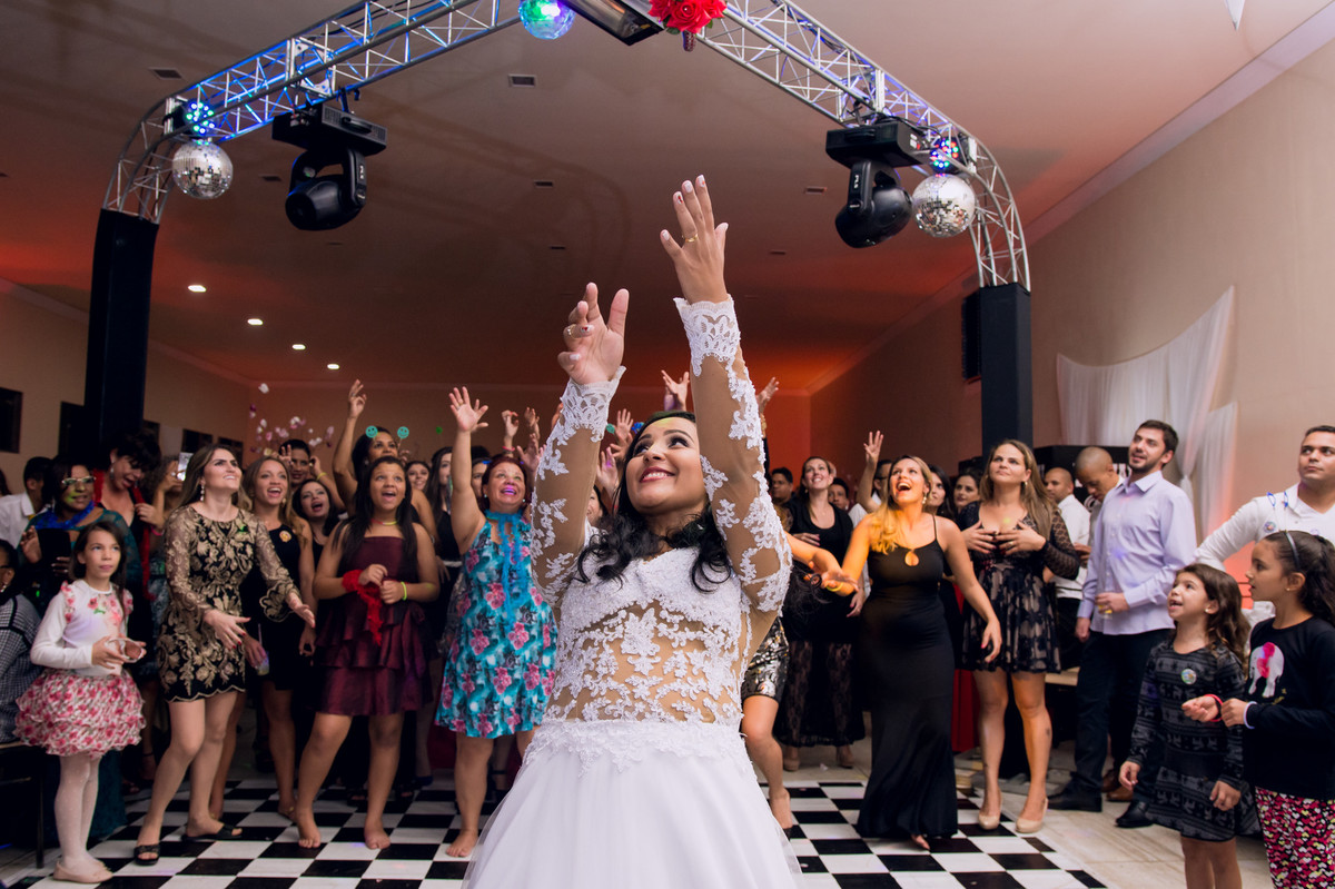 Noiva jogando o buquê durante festa de casamento no espaço Mallavazi, Jundiaí, São Paulo