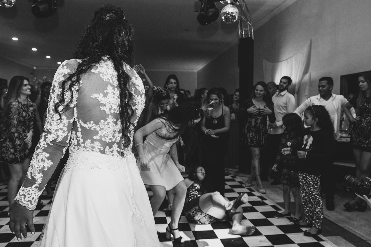 Fotografia espontânea de convidada pegando o buquê da noiva durante a festa de casamento no espaço Mallavazzi Festas e Buffet, Jundiaí, São Paulo
