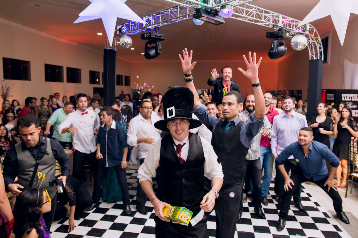 Noivo jogando caixa de whiskey durante festa de casamento no espaço Mallavazi, Jundiaí, São Paulo