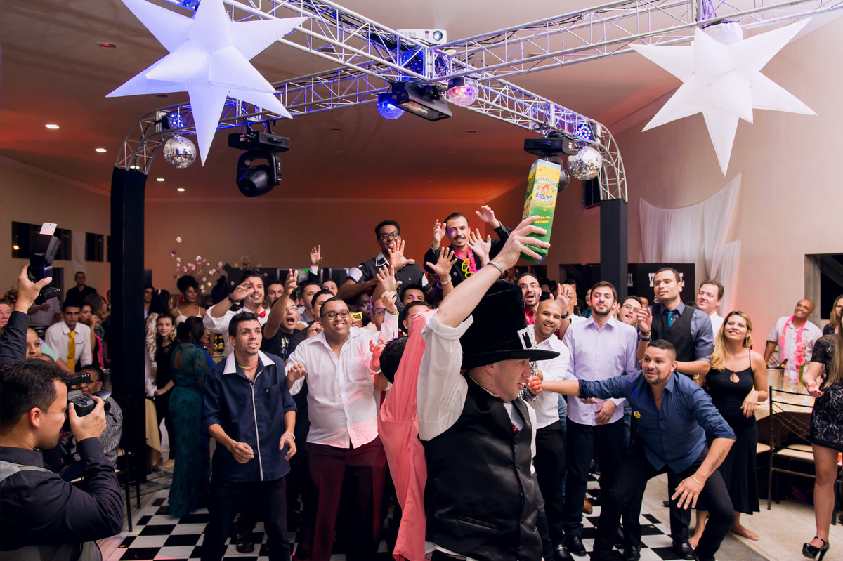 Noivo jogando caixa de whiskey durante festa de casamento no espaço Mallavazi, Jundiaí, São Paulo