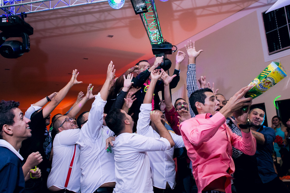 Fotografia espontânea de convidado pegando a caixa da garrafa de whiskey durante a festa de casamento no espaço Mallavazzi Festas e Buffet, Jundiaí, São Paulo