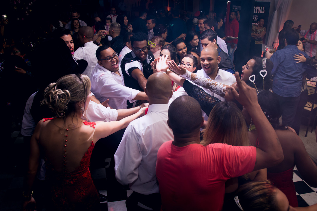 Dança dos noivos na balada do casamento no espaço Mallavazi Festas e Buffet