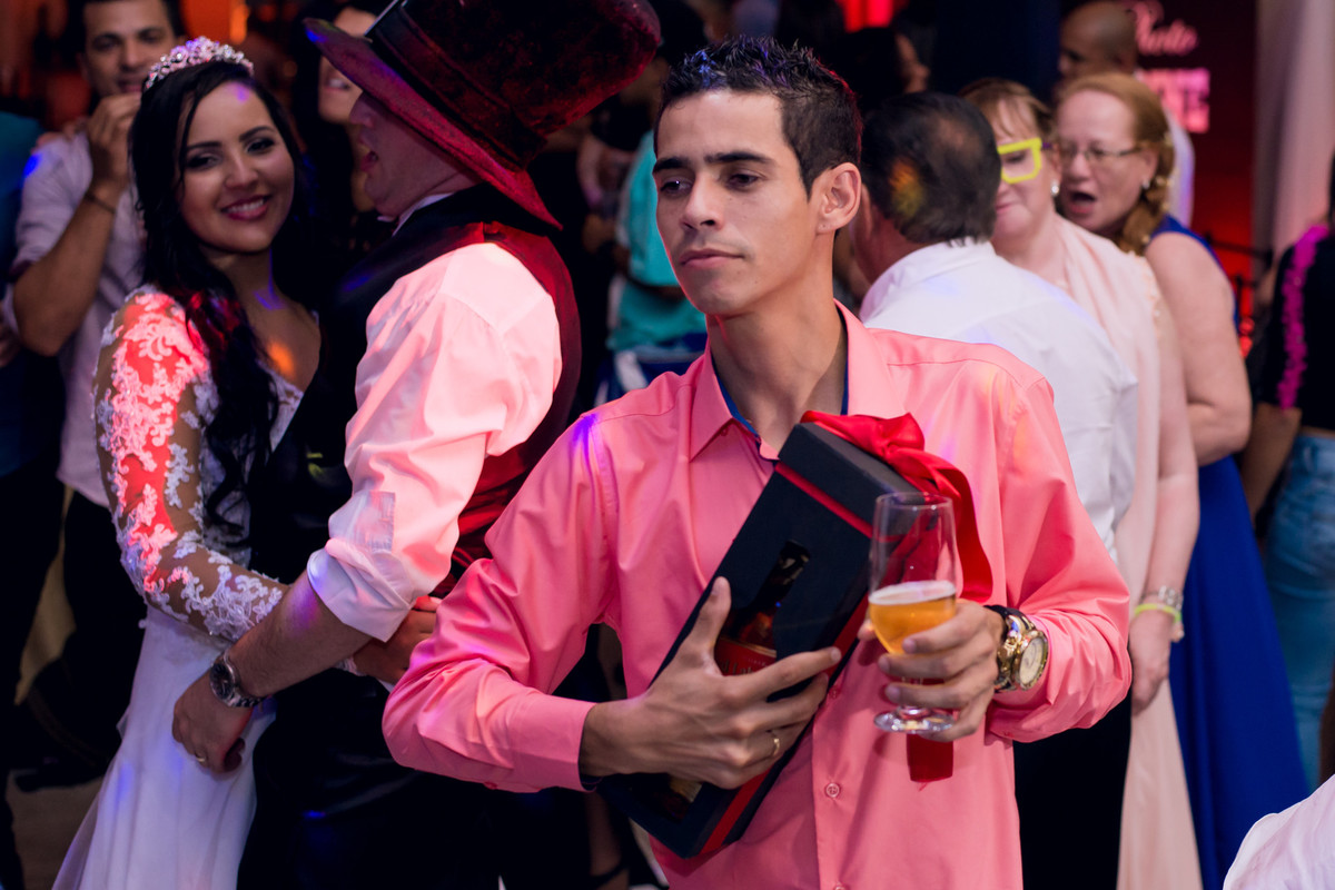 Fotografia espontânea durante a festa de casamento no espaço Mallavazi Festas e Buffet, Jundiaí, São Paulo