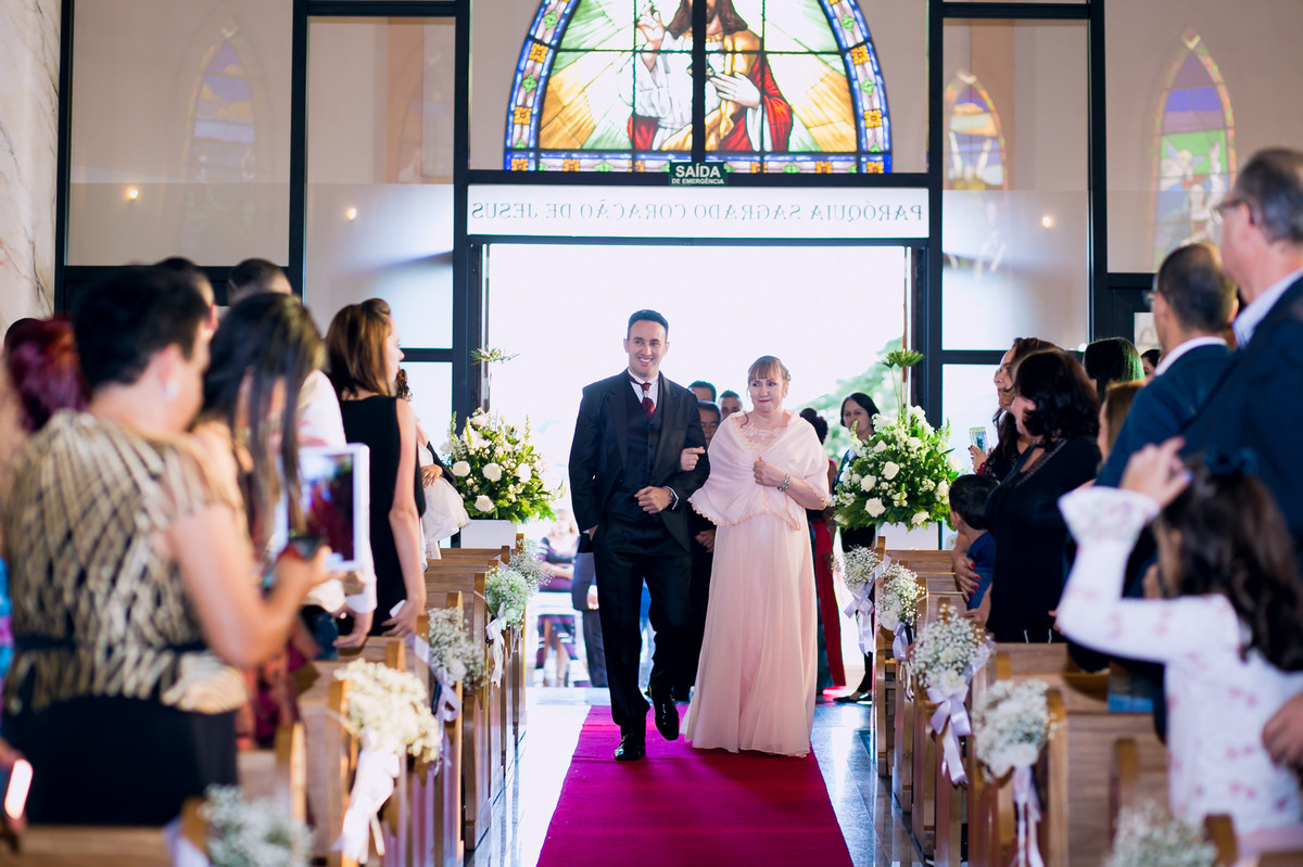 fotografia da entrada do noivo durante a cerimonia de casamento na paróquia sagrado coração de jesus, jundiaí, são paulo