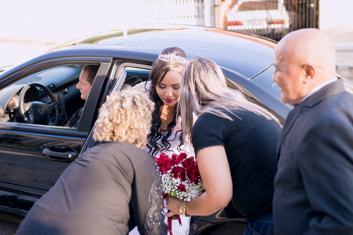 Assessoras auxiliando a noiva chegando na paróquia sagrado coração de jesus, jundiaí, são paulo