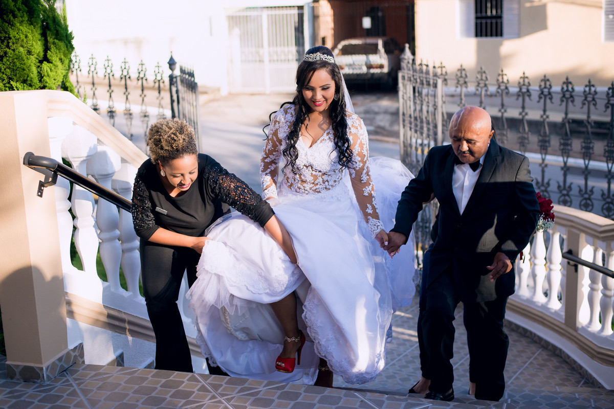 Assessoras auxiliando a noiva chegando na paróquia sagrado coração de jesus, jundiaí, são paulo