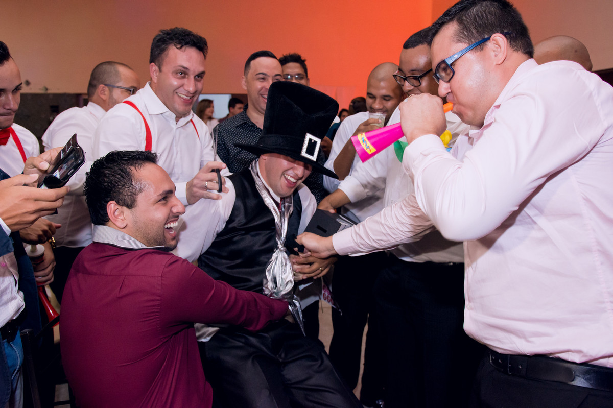 Fotografia de sapatinho e gravata durante festa de casamento no espaço Mallavazi Festas e Buffet, Jundiaí, São Paulo