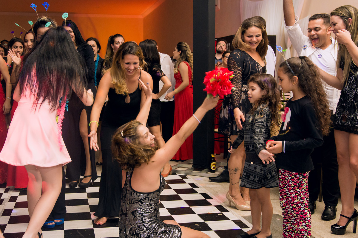 Fotografia espontânea de convidada pegando o buquê da noiva durante a festa de casamento no espaço Mallavazzi Festas e Buffet, Jundiaí, São Paulo