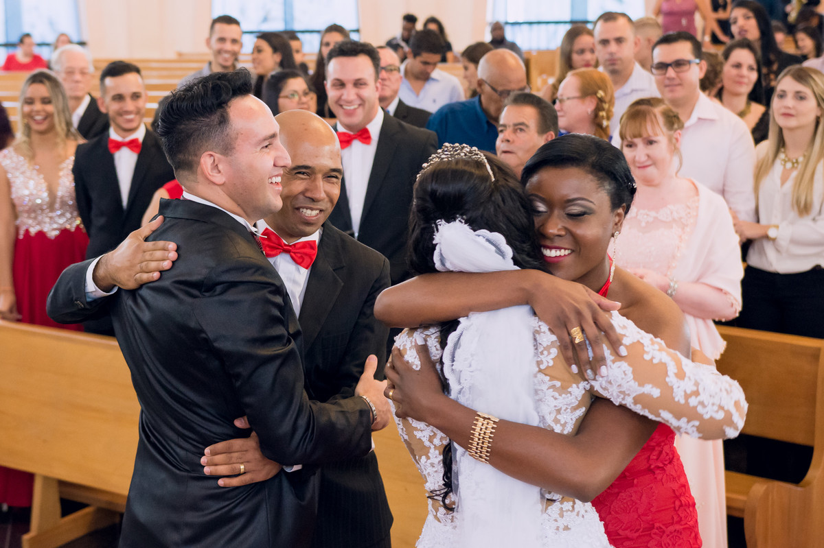 Fotografia espontânea durante celebração de casamento na paróquia sagrado coração de jesus, Jundiaí, São Paulo