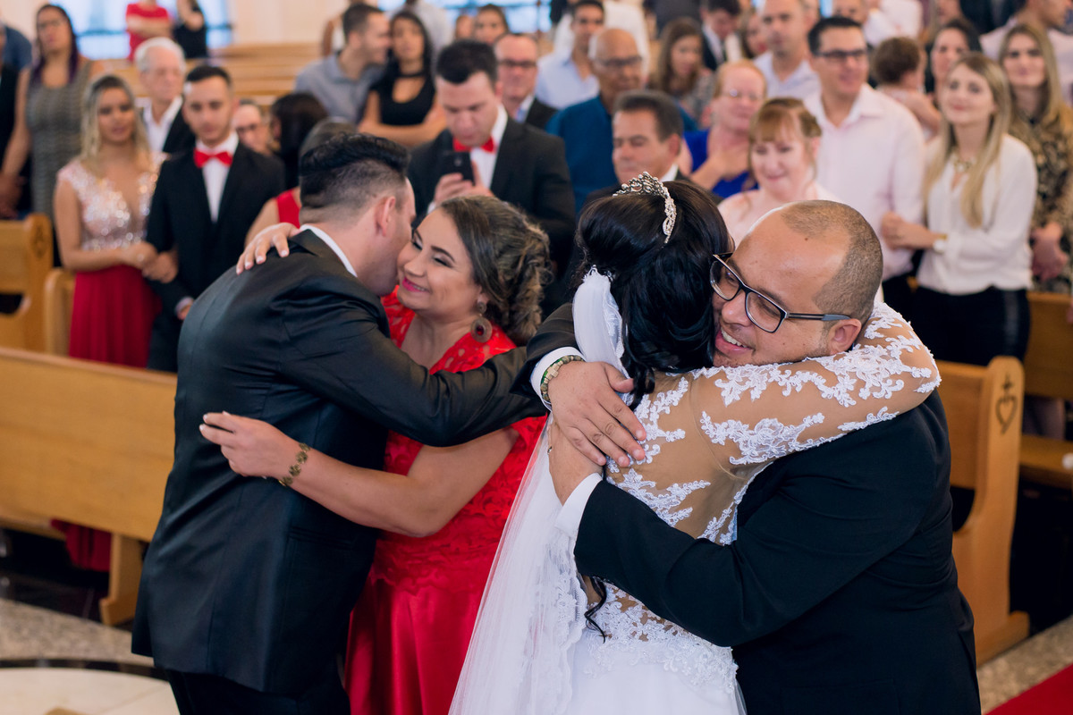 Fotografia espontânea durante celebração de casamento na paróquia sagrado coração de jesus, Jundiaí, São Paulo