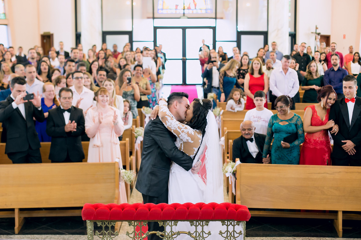 Beijo durante a cerimonia de casamento na paróquia sagrado coração de jesus, Jundiaí, São Paulo