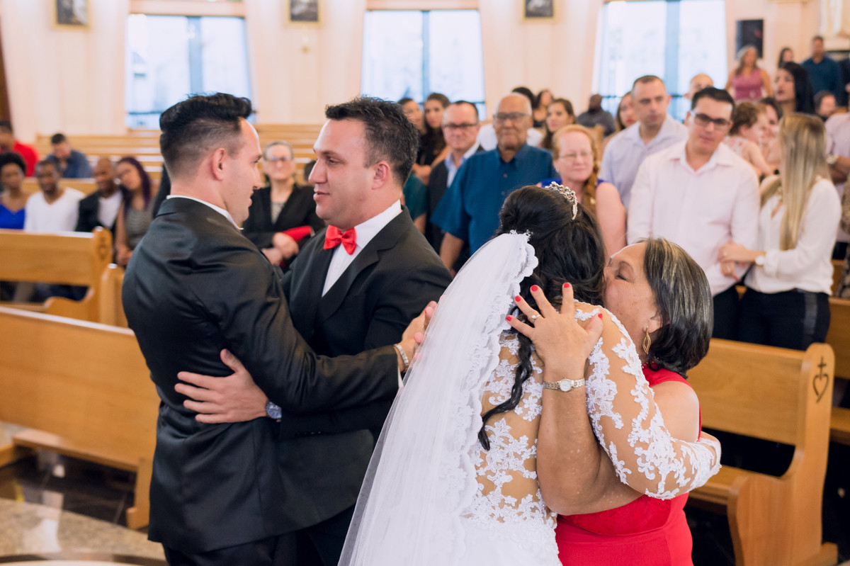 Fotografia espontânea durante celebração de casamento na paróquia sagrado coração de jesus, Jundiaí, São Paulo