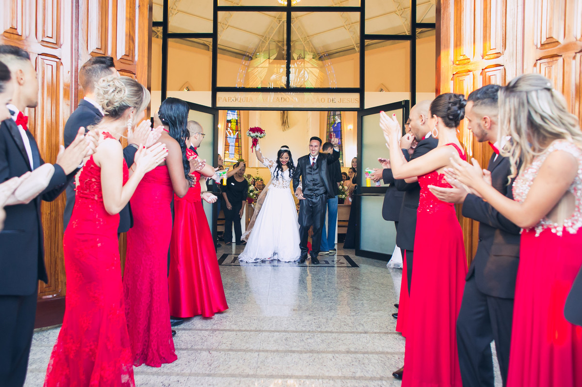 Saída dos noivos após celebração de casamento na paróquia sagrado coração de jesus, jundiaí, são paulo
