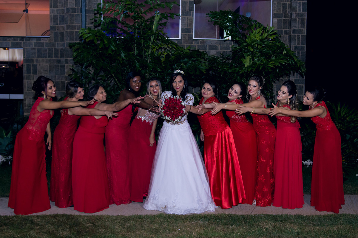Fotografia com todas as madrinhas na parte externa do espaço Mallavazi Festas e Buffet, Jundiaí, São Paulo