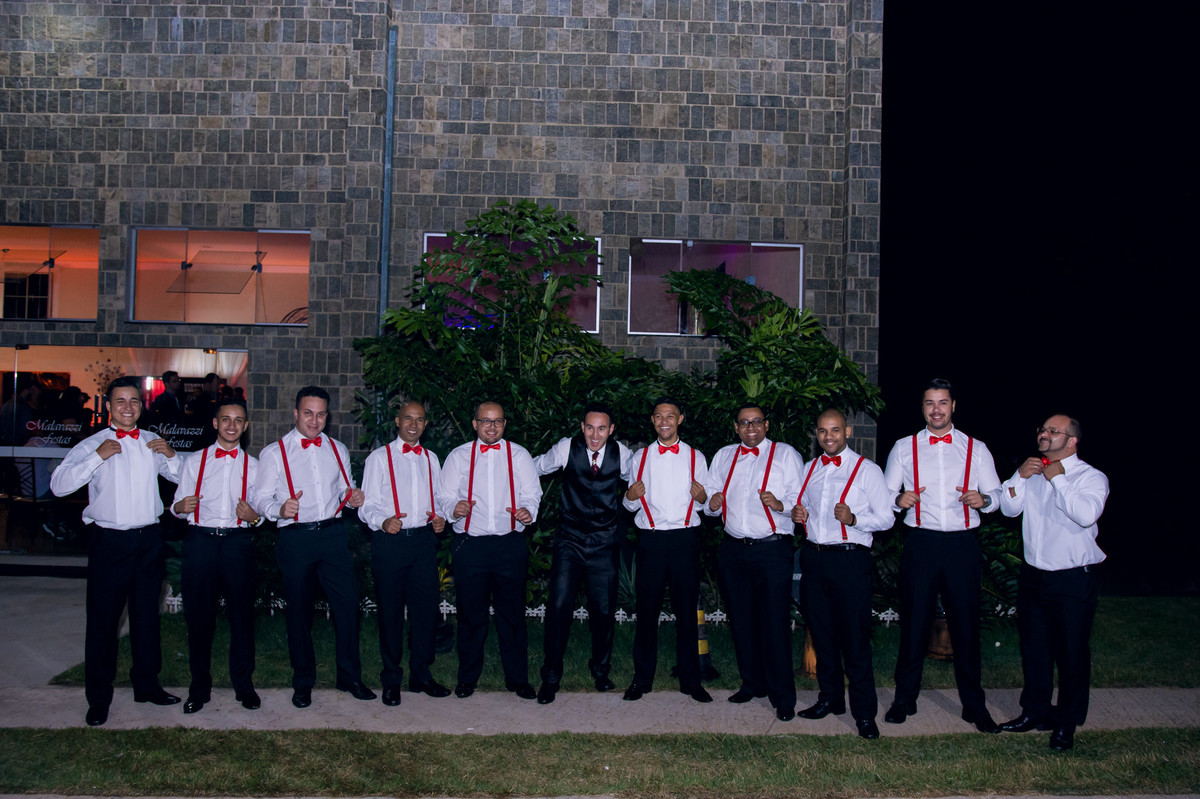 Fotografia com todos os padrinhos na parte externa do espaço Mallavazi Festas e Buffet, Jundiaí, São Paulo