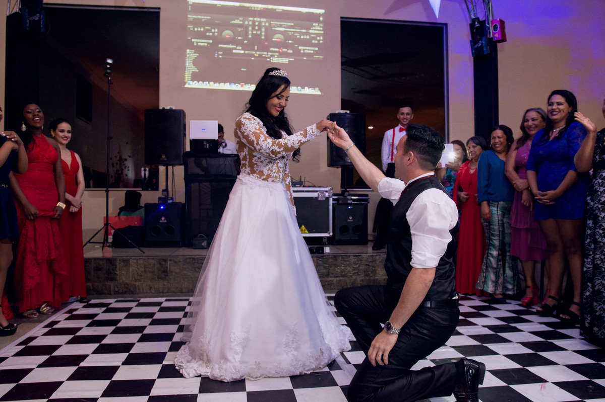 Primeira dança do casal durante a festa de casamento no espaço Mallavazi Festas e Buffet