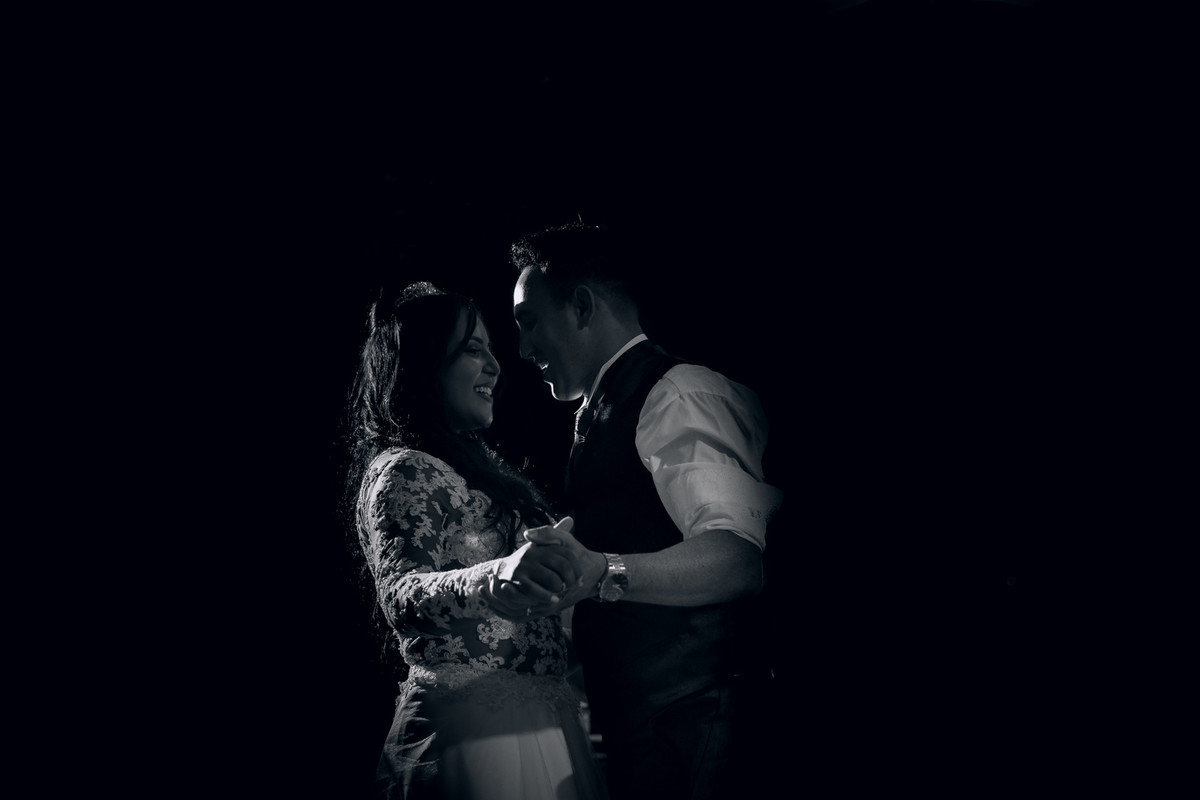 Primeira dança do casal durante a festa de casamento no espaço Mallavazi Festas e Buffet