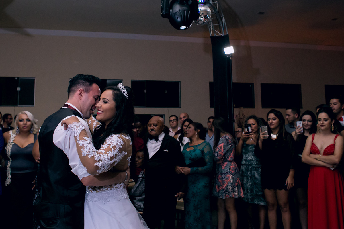Primeira dança do casal durante a festa de casamento no espaço Mallavazi Festas e Buffet