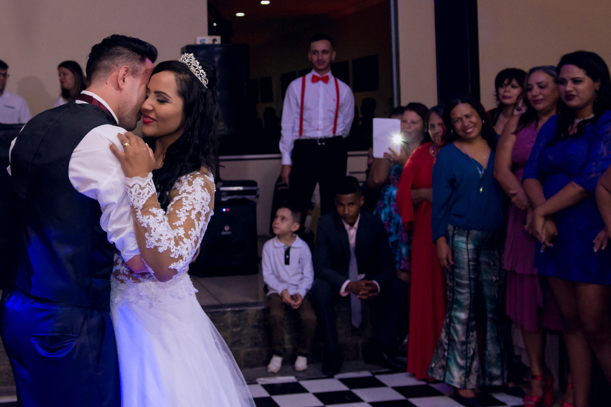 Primeira dança do casal durante a festa de casamento no espaço Mallavazi Festas e Buffet