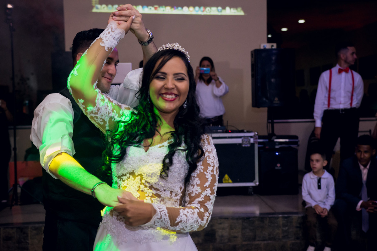 Primeira dança do casal durante a festa de casamento no espaço Mallavazi Festas e Buffet