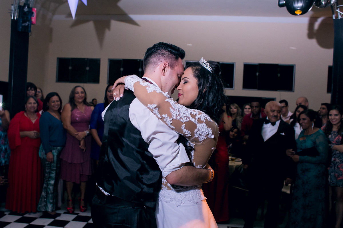 Primeira dança do casal durante a festa de casamento no espaço Mallavazi Festas e Buffet