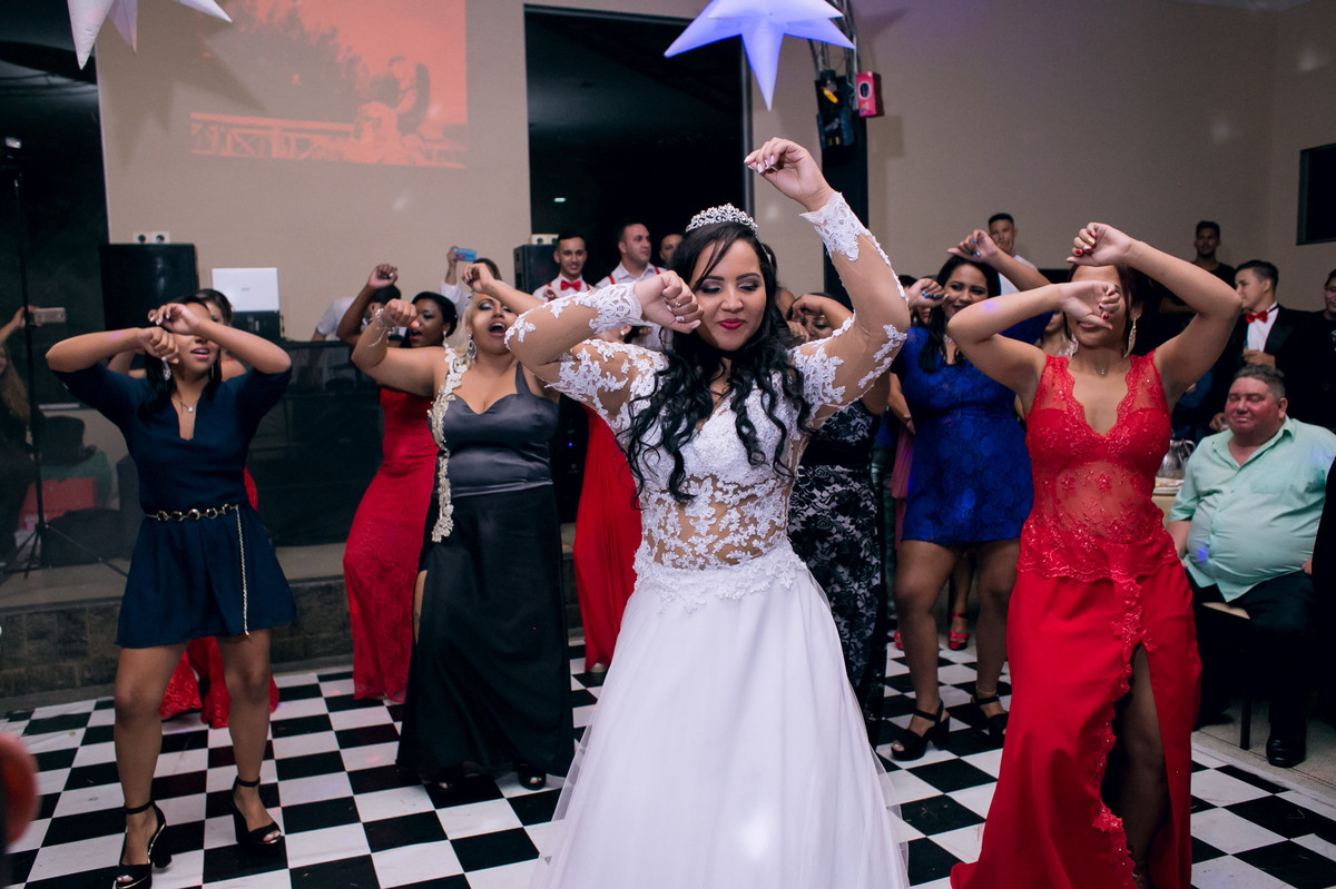 Dança surpresa da noiva e madrinhas durante a festa de casamento no espaço Mallavazi Festas e Buffet, Jundiaí, São Paulo