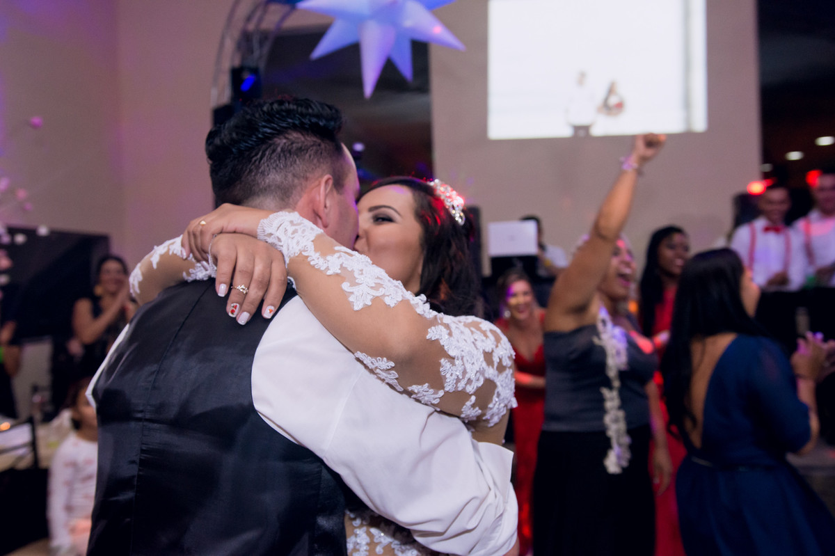 Dança surpresa da noiva e madrinhas durante a festa de casamento no espaço Mallavazi Festas e Buffet, Jundiaí, São Paulo