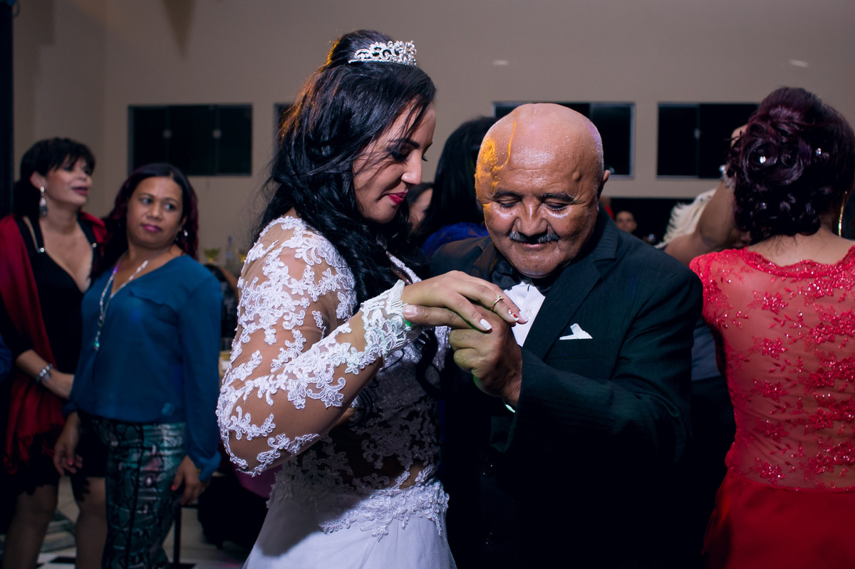Noiva dançando com seu pai durante a festa de casamento no espaço Mallavazi Festas e Buffet, jundiaí, São Paulo