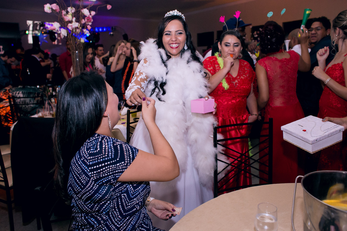 Fotografia de sapatinho e gravata durante festa de casamento no espaço Mallavazi Festas e Buffet, Jundiaí, São Paulo