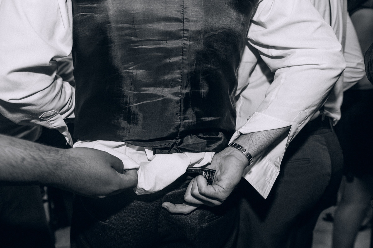 Fotografia de sapatinho e gravata durante festa de casamento no espaço Mallavazi Festas e Buffet, Jundiaí, São Paulo