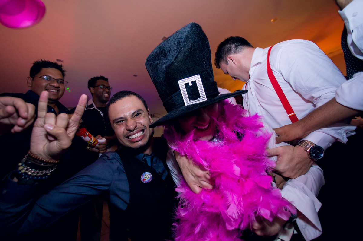 Fotografia de sapatinho e gravata durante festa de casamento no espaço Mallavazi Festas e Buffet, Jundiaí, São Paulo