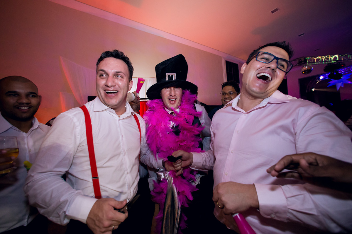 Fotografia de sapatinho e gravata durante festa de casamento no espaço Mallavazi Festas e Buffet, Jundiaí, São Paulo