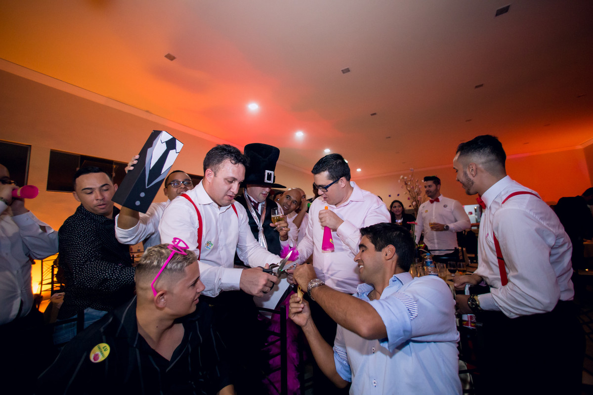 Fotografia de sapatinho e gravata durante festa de casamento no espaço Mallavazi Festas e Buffet, Jundiaí, São Paulo