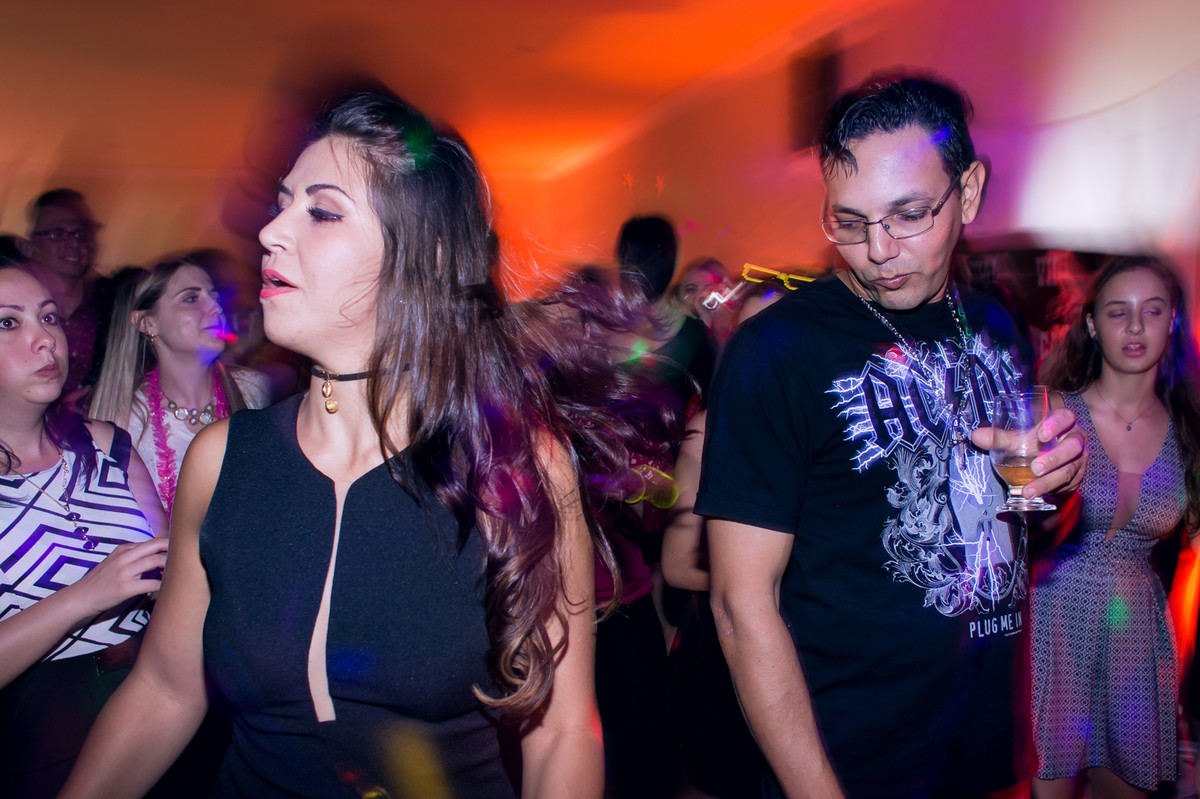 Fotografia espontânea durante a festa de casamento no espaço Mallavazi Festas e Buffet, Jundiaí, São Paulo