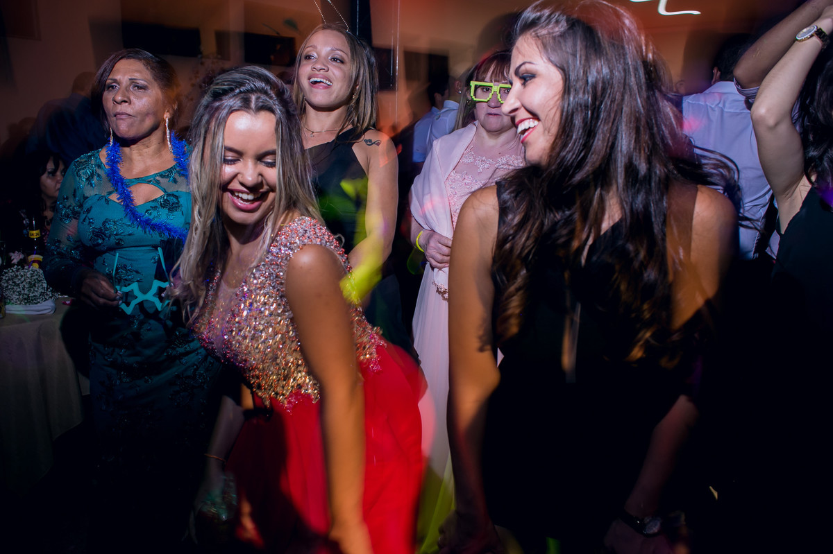 Fotografia espontânea durante a festa de casamento no espaço Mallavazi Festas e Buffet, Jundiaí, São Paulo