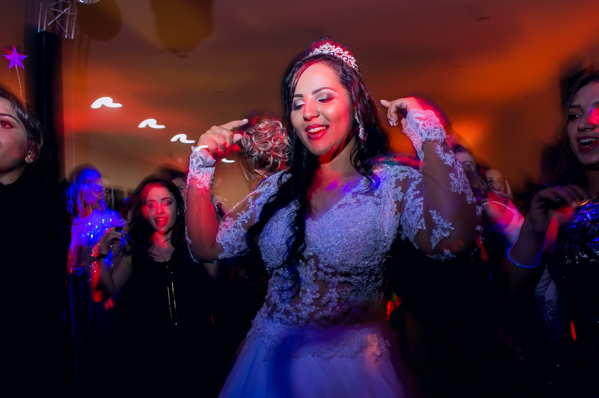 Noiva dançando durante a festa de casamento no espaço Mallavazi Festas e Buffet, Jundiaí, São Paulo