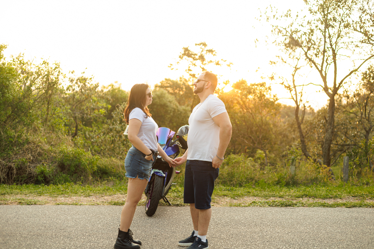 Ensaio pré-wedding realizado ao ar livre na serra do Japi em uma tarde ensolarada em Jundiaí com direito a fotos no pôr do sol. Imagem de um ensaio com um casal de motociclista e uma moto esportiva de alta velocidade. Fotografo de casamento.