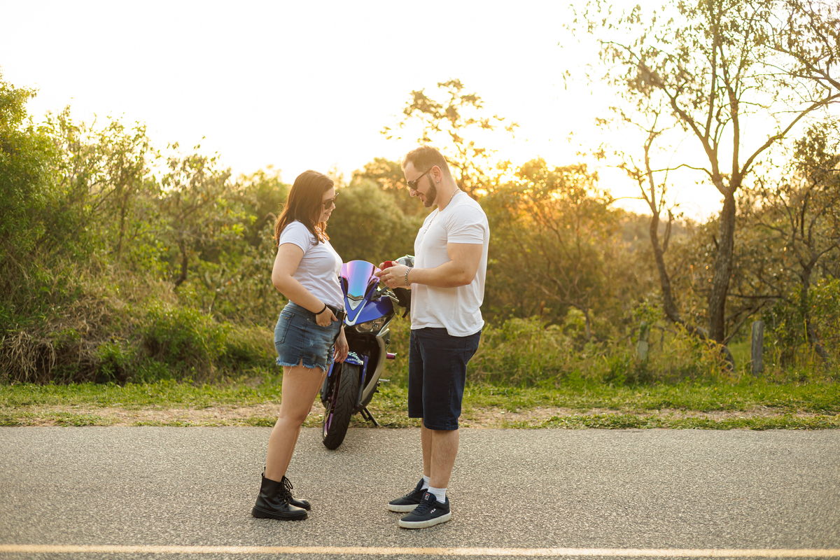 Ensaio pré-wedding realizado ao ar livre na serra do Japi em uma tarde ensolarada em Jundiaí com direito a fotos no pôr do sol. Imagem de um ensaio com um casal de motociclista e uma moto esportiva de alta velocidade. Fotografo de casamento.